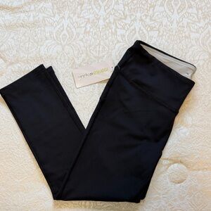 Marika Black Capris Leggings